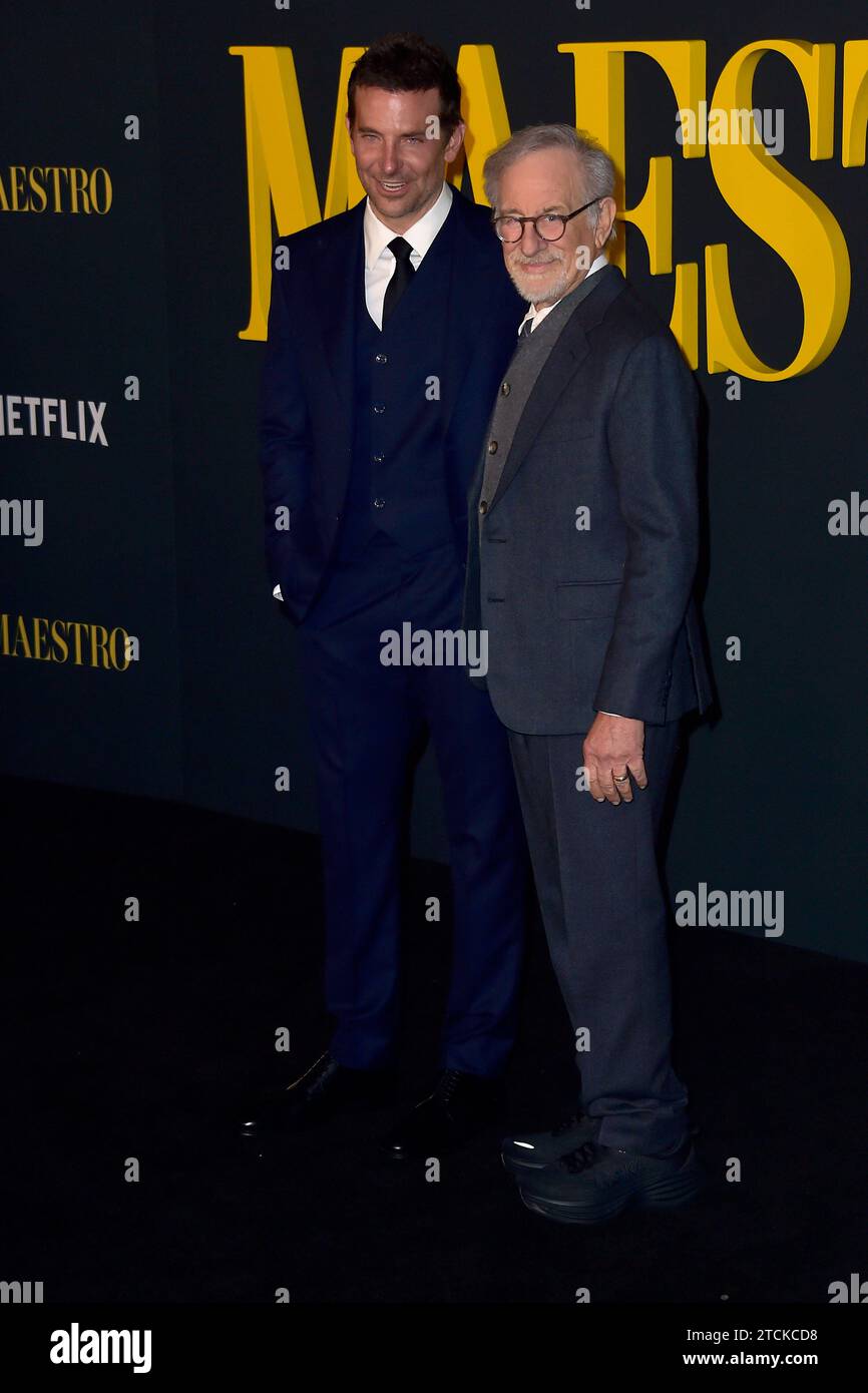 Bradley Cooper und Steven Spielberg beim Special Screening des Netflix Films Maestro im Academy Museum of Motion Pictures. Los Angles, 12.12.2023 *** Bradley Cooper und Steven Spielberg bei der Sondervorführung des Netflix-Films Maestro im Academy Museum of Motion Pictures Los Angles, 12 12 2023 Foto:xD.xStarbuckx/xFuturexImagex maestro 3329 Stockfoto