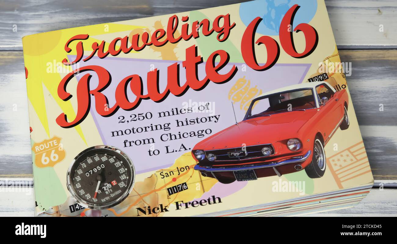 Viersen, Deutschland - 9. Mai. 2023: Nahaufnahme des Buchcover von Nick Freeth Reiseveranstalter Route 66 Stockfoto