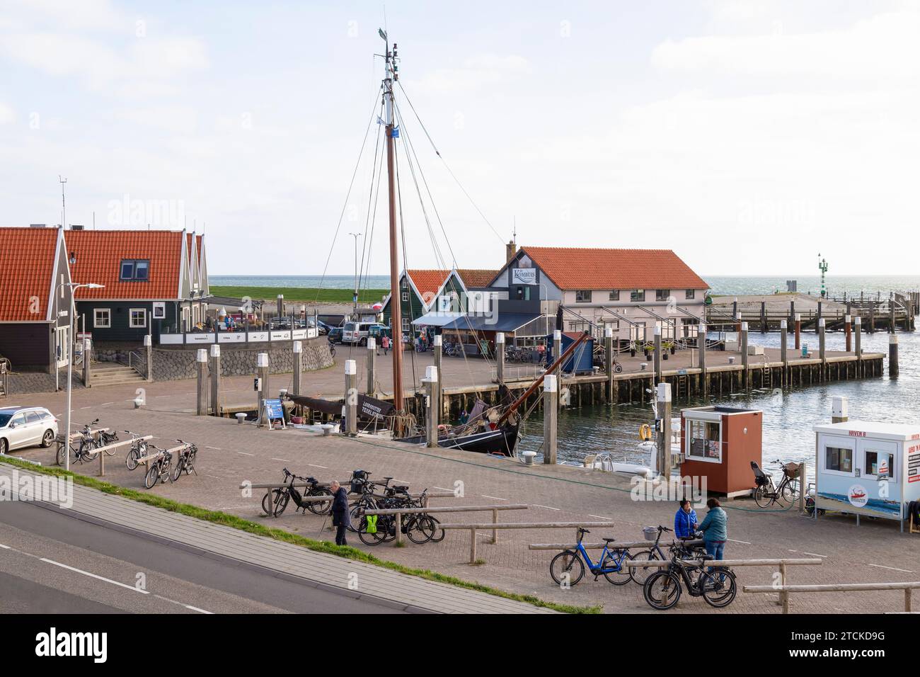 Kleiner Hafen des malerischen Fischerdorfes Oudeschild auf der Insel Texel. Stockfoto