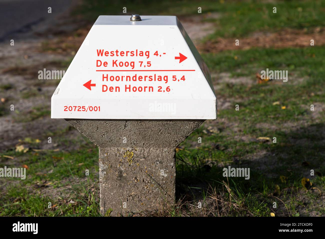 ANWB Pilz mit Wegbeschreibung zu verschiedenen Zielen auf der niederländischen Insel Texel. Stockfoto