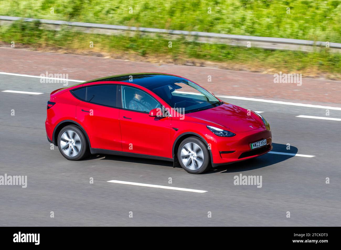2023 Black Tesla Model Y Long Range AWD 75 dkwh Dual Motor Auto Auto SUV Strom 373 kW auf der M6 Autobahn UK Stockfoto