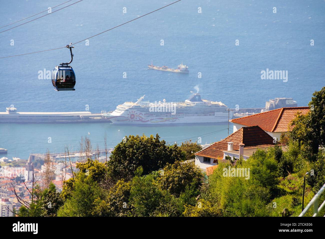 Blick hinunter auf ein Teleferico do Funchal, Seilbahn von Monte nach Funchal. Das norwegische Sun-Kreuzfahrtschiff ist unten. Funchal, Madeira, Portugal Stockfoto