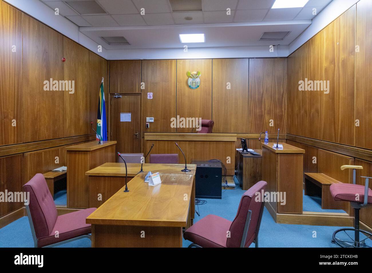 Ein Gerichtssaal im Gerichtsgebäude der Magistrates Courts in Gqeberha (Port Elizabeth), Eastern Cape, Südafrika Stockfoto