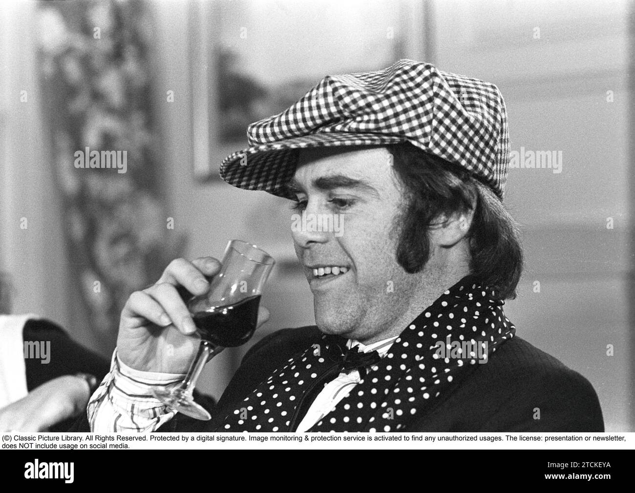 Elton John. Englische Sängerin, Songwriterin geboren märz 25 1947. Abgebildet trägt eine karierte Mütze und einen passenden karierten Schal während eines Besuchs in Schweden 1978 Stockfoto