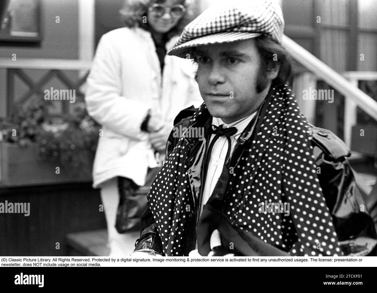 Elton John. Englische Sängerin, Songwriterin geboren märz 25 1947. Abgebildet trägt eine karierte Mütze und einen passenden karierten Schal während eines Besuchs in Schweden 1978 Stockfoto