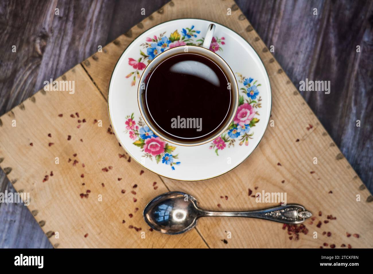 Schwarzer Kaffee in einer Porzellantasse, rustikales Holztablett Stockfoto