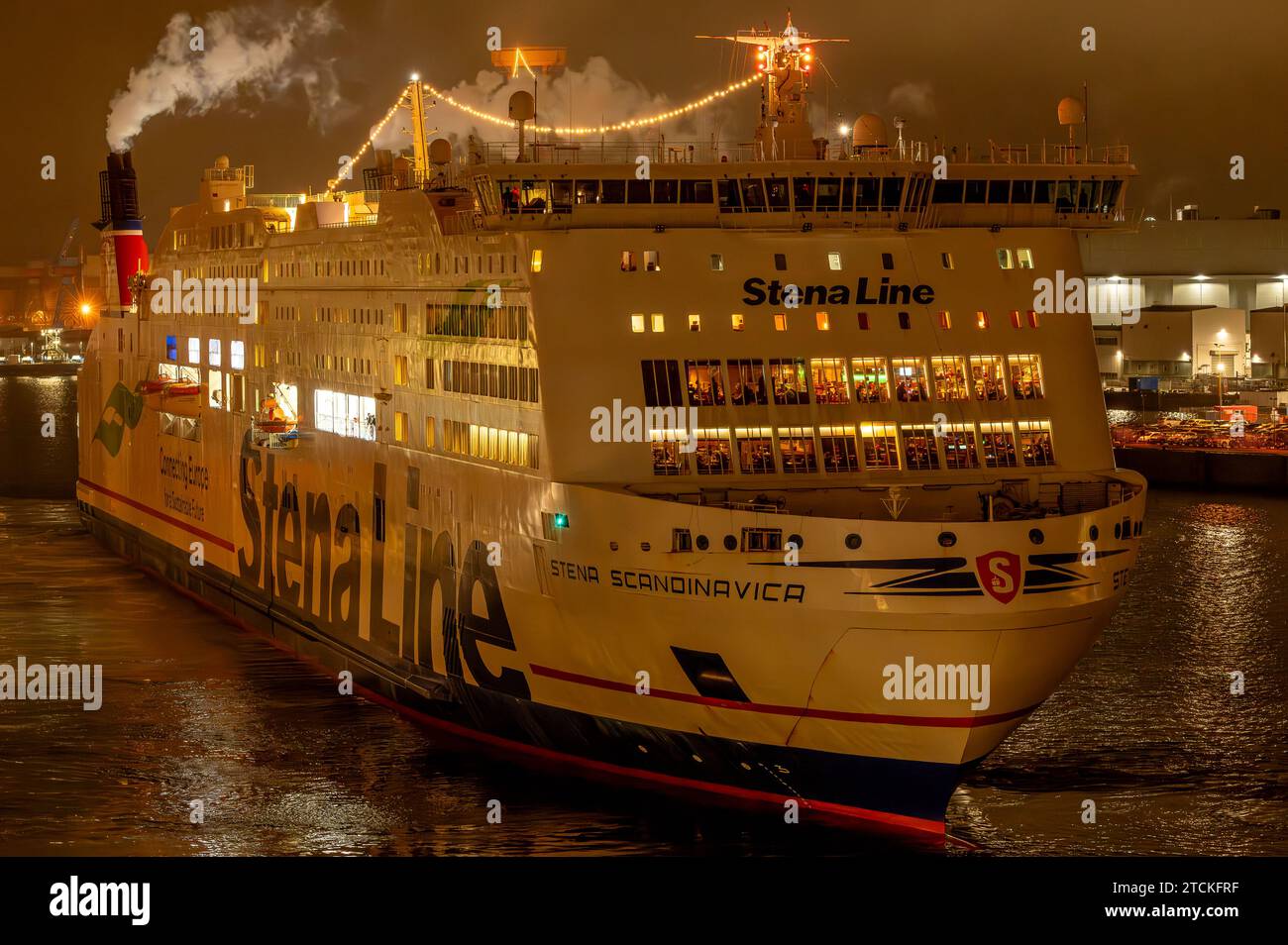 STENA SCANDINAVICA geht nachts vom Hafen Kiel aus Stockfoto