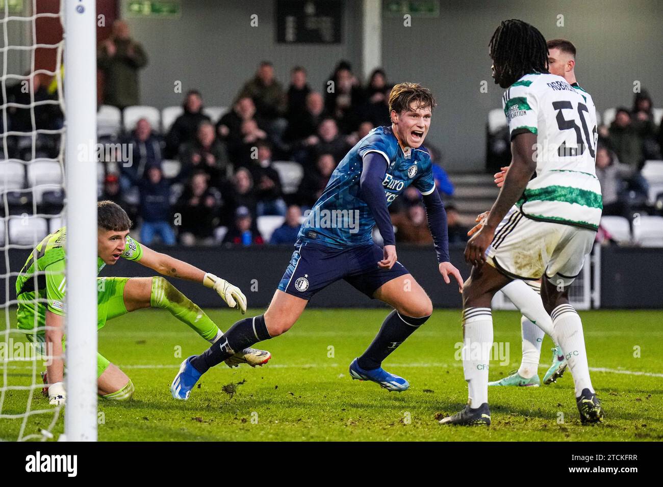 Glasgow, Großbritannien. Dezember 2023. Glasgow - Thijs Kraaijeveld von Feyenoord O19 feiert das 2-2 im Rahmen der sechsten UEFA Champions League Gruppenphase zwischen Celtic O19 und Feyenoord O19 im City Stadium am 13. Dezember 2023 in Glasgow, Schottland. Credit: Box to Box Pictures/Alamy Live News Stockfoto