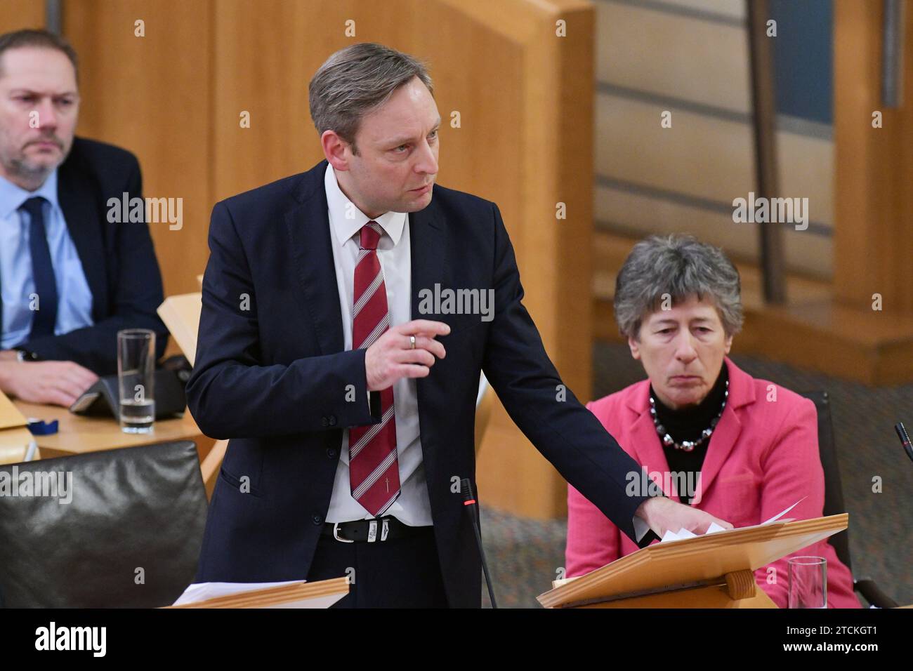 Edinburgh Schottland, Vereinigtes Königreich 13. Dezember 2023. Liam Kerr MSP im Scottish Parliament for the Scottish Conservative and Unionist Party Debate: Improving the Performance of the Scottish Education System. Credit sst/alamy Live News Stockfoto