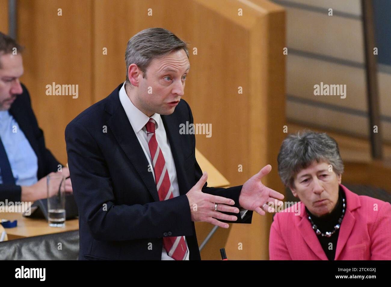 Edinburgh Schottland, Vereinigtes Königreich 13. Dezember 2023. Liam Kerr MSP im Scottish Parliament for the Scottish Conservative and Unionist Party Debate: Improving the Performance of the Scottish Education System. Credit sst/alamy Live News Stockfoto