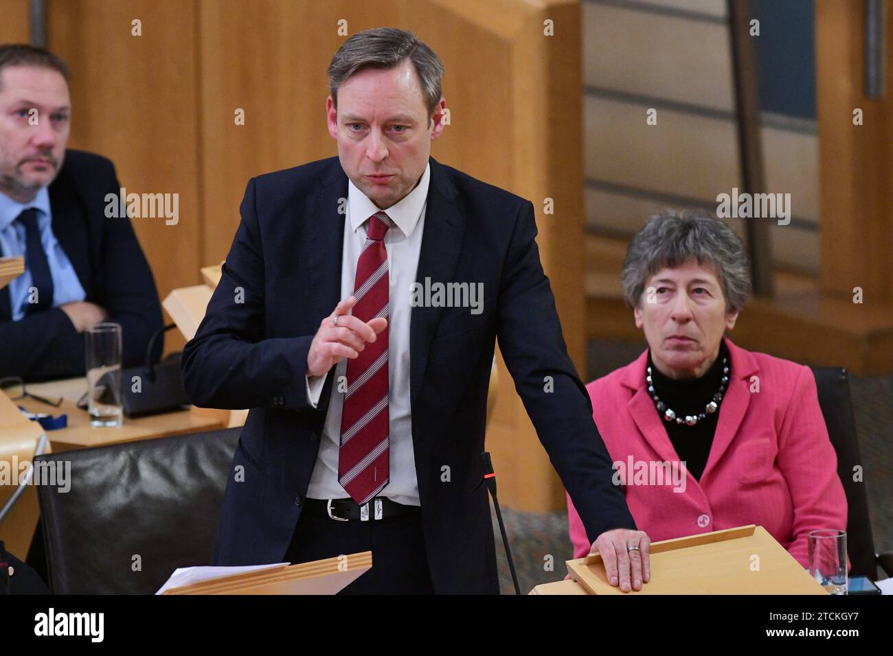 Edinburgh Schottland, Vereinigtes Königreich 13. Dezember 2023. Liam Kerr MSP im Scottish Parliament for the Scottish Conservative and Unionist Party Debate: Improving the Performance of the Scottish Education System. Credit sst/alamy Live News Stockfoto