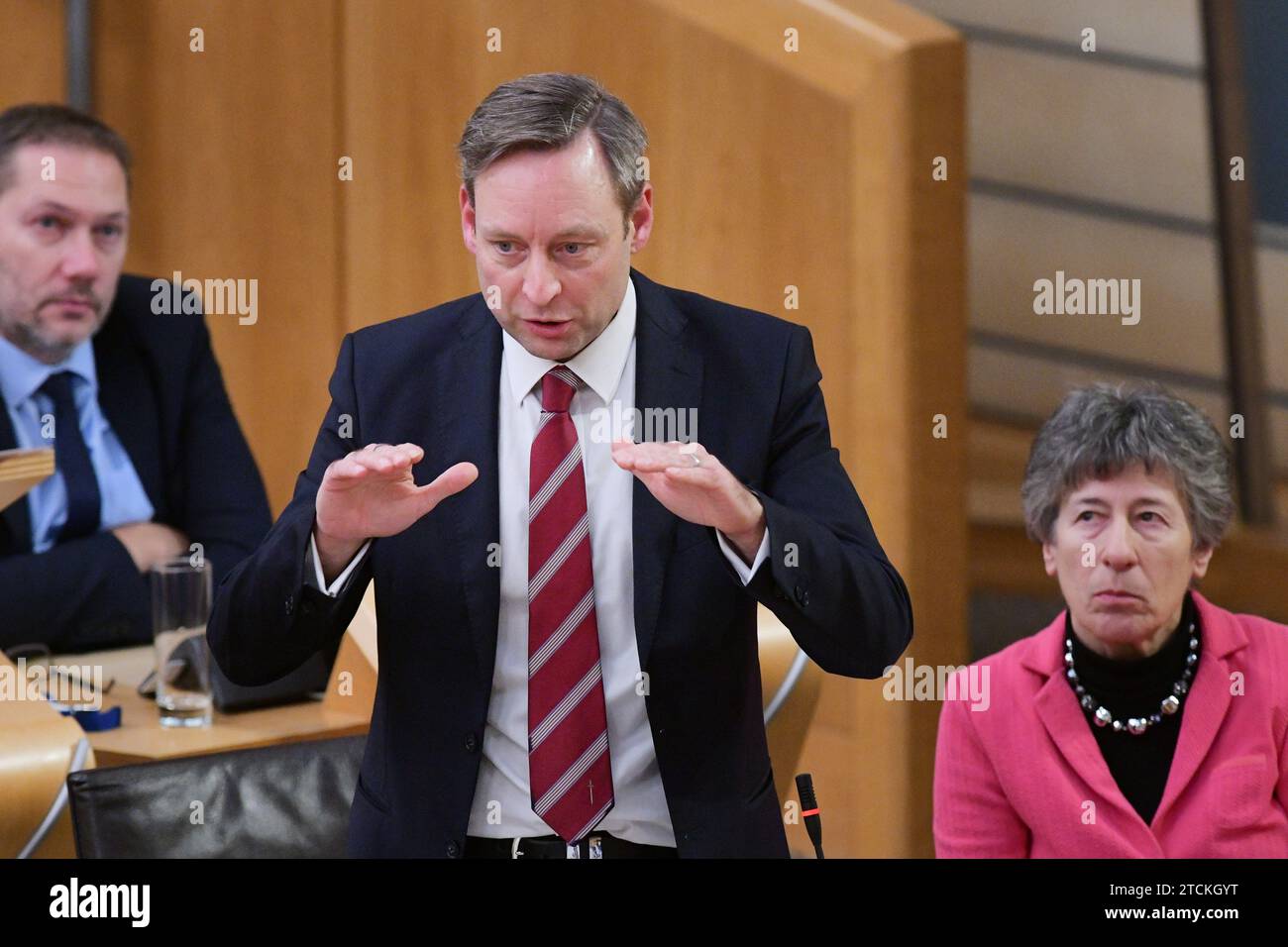 Edinburgh Schottland, Vereinigtes Königreich 13. Dezember 2023. Liam Kerr MSP im Scottish Parliament for the Scottish Conservative and Unionist Party Debate: Improving the Performance of the Scottish Education System. Credit sst/alamy Live News Stockfoto