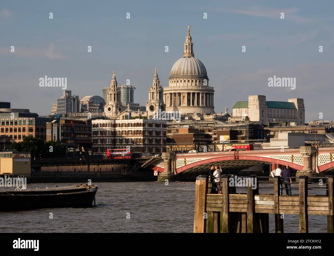 St Paul's Cathedral in London am frühen Abend Stockfoto