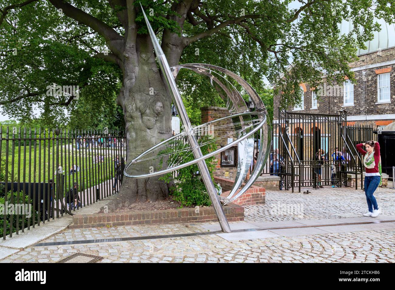 LONDON, GROSSBRITANNIEN - 20. MAI 2014: Ein unbekannter Besucher vor dem Prime Meridian am Greenwich Observatory. Stockfoto