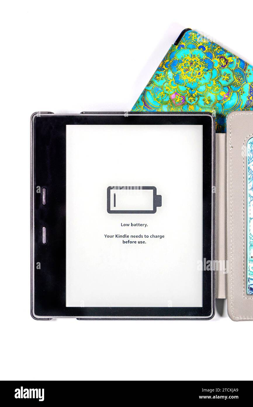 Alte elektronische Buchleser von amazon kindle mit niedrigem Batteriesymbol isoliert auf weißem Studiohintergrund Stockfoto
