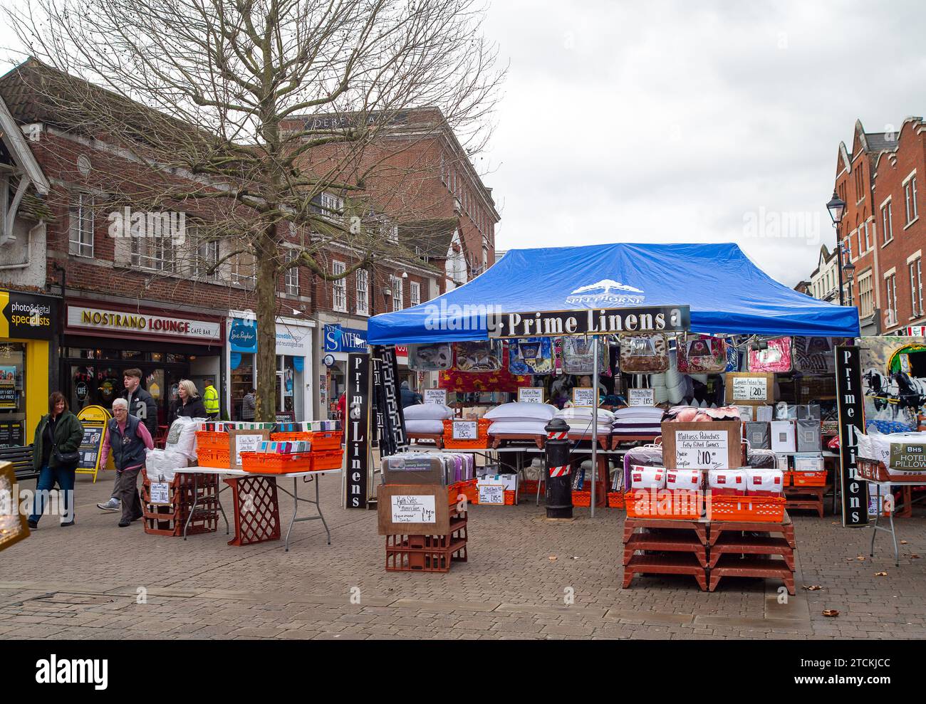 Staines-upon-Thames, Großbritannien. Dezember 2023. Käufer waren heute in Staines-upon-Thames in Surrey unterwegs und machten am Markttag Weihnachtseinkäufe. Quelle: Maureen McLean/Alamy Live News Stockfoto