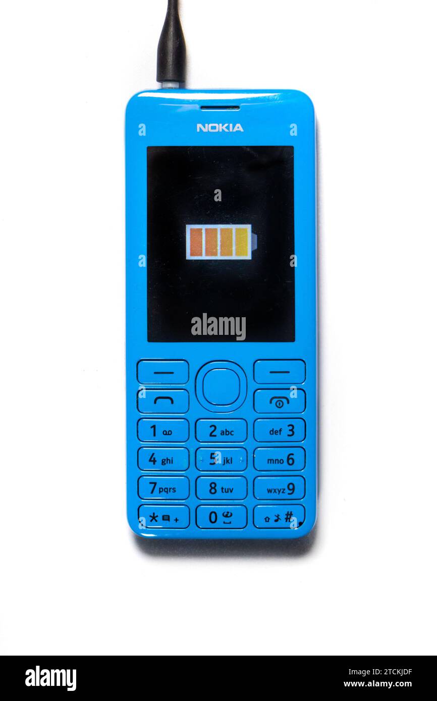 Vintage-blaues Nokia 206 Handy isoliert auf weißem Studiohintergrund isoliert auf weißem Studiohintergrund vollständig aufgeladenes Symbol Stockfoto