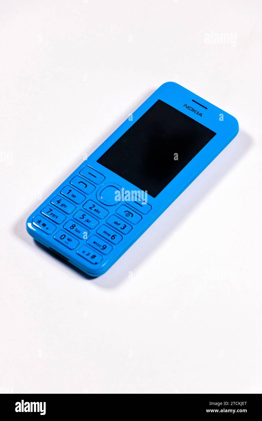 Vintage-blaues Nokia 206 Handy isoliert auf weißem Studiohintergrund Stockfoto