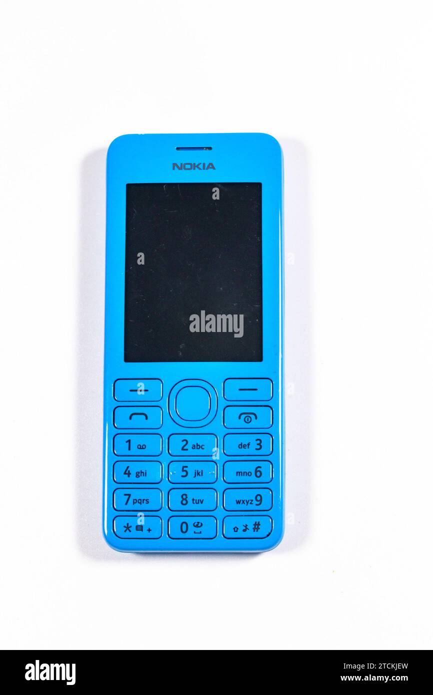 Vintage-blaues Nokia 206 Handy isoliert auf weißem Studiohintergrund Stockfoto