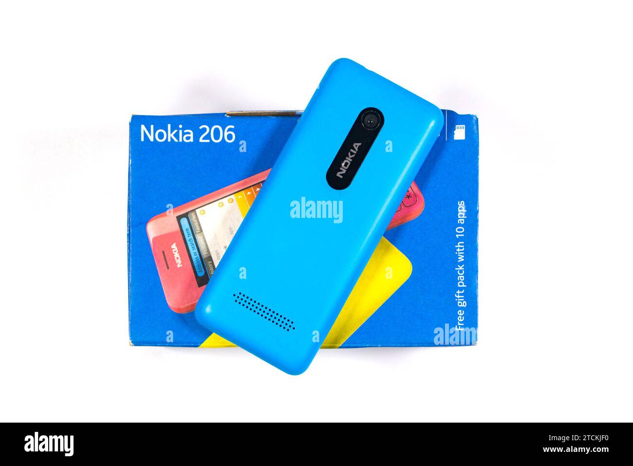Ein nagelneues blaues Nokia 206-Mobiltelefon, das vor weißem Hintergrund auf der Originalverpackung platziert wurde. Stockfoto