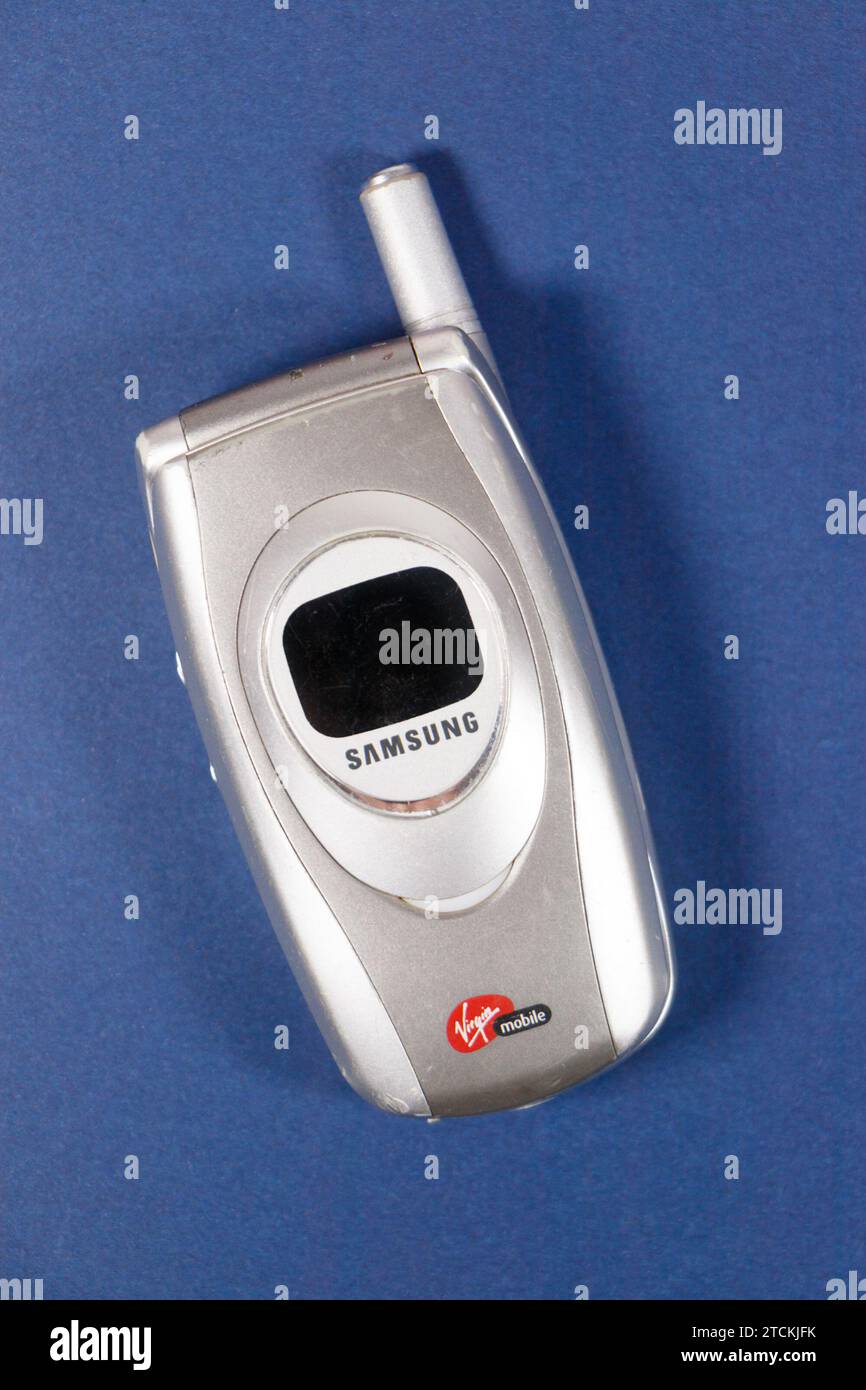 Vintage Silber samsung Virgin Flip-Telefon isoliert auf weißem Studiohintergrund Stockfoto