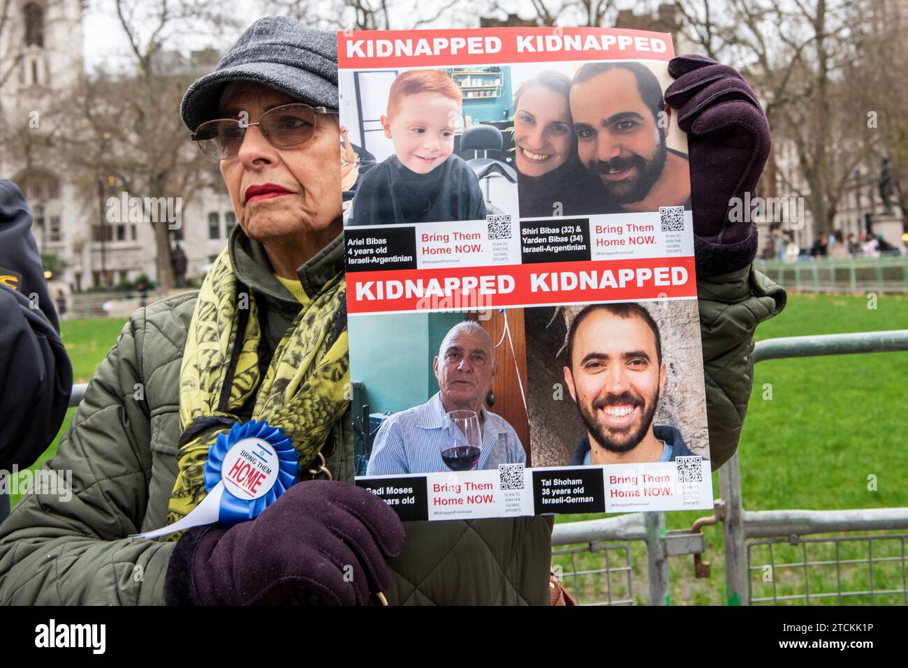 Westminster London, Großbritannien. Dezember 2023. „Bring sie nach Hause“ stille Mahnwache vor dem Parlament. 20 Freiwillige stehen still, um die Familien der Geiseln zu unterstützen, die der Hamas-Terrorist am 7. Oktober in Israel genommen hat. Die zweimal wöchentliche Mahnwache wird vom Jüdischen Abgeordnetenrat organisiert. Quelle: Rena Pearl/Alamy Live News Stockfoto