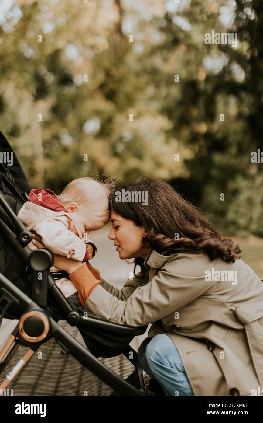 Adult baby in a pram Fotos und Bildmaterial in hoher Auflosung Seite 3 Alamy
