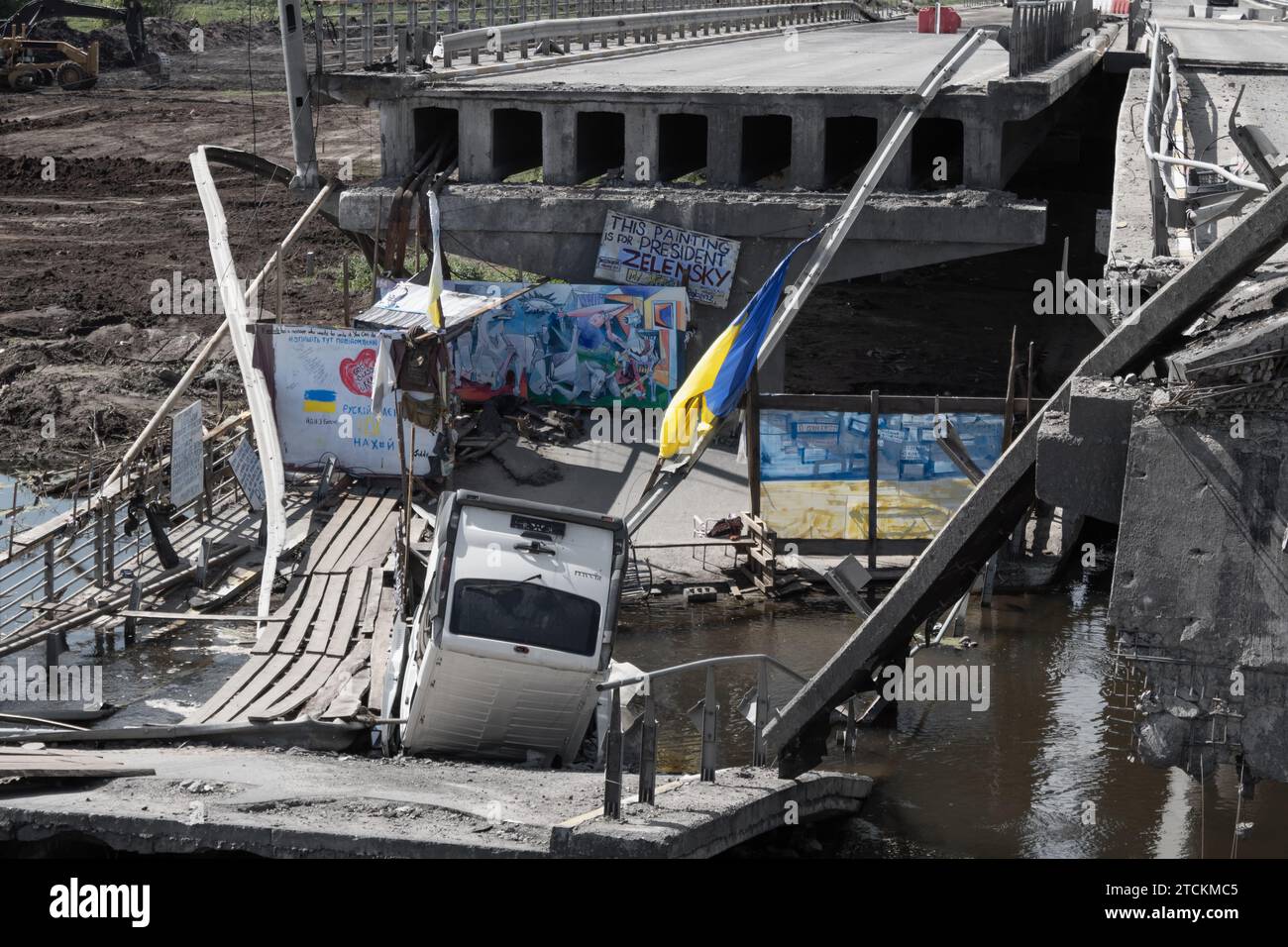 IRPIN, UKRAINE - Juni. 3. März 2022: Zerstörte Brücke über den Fluss in Irpin, Kiew. Krieg in der Ukraine. Stockfoto