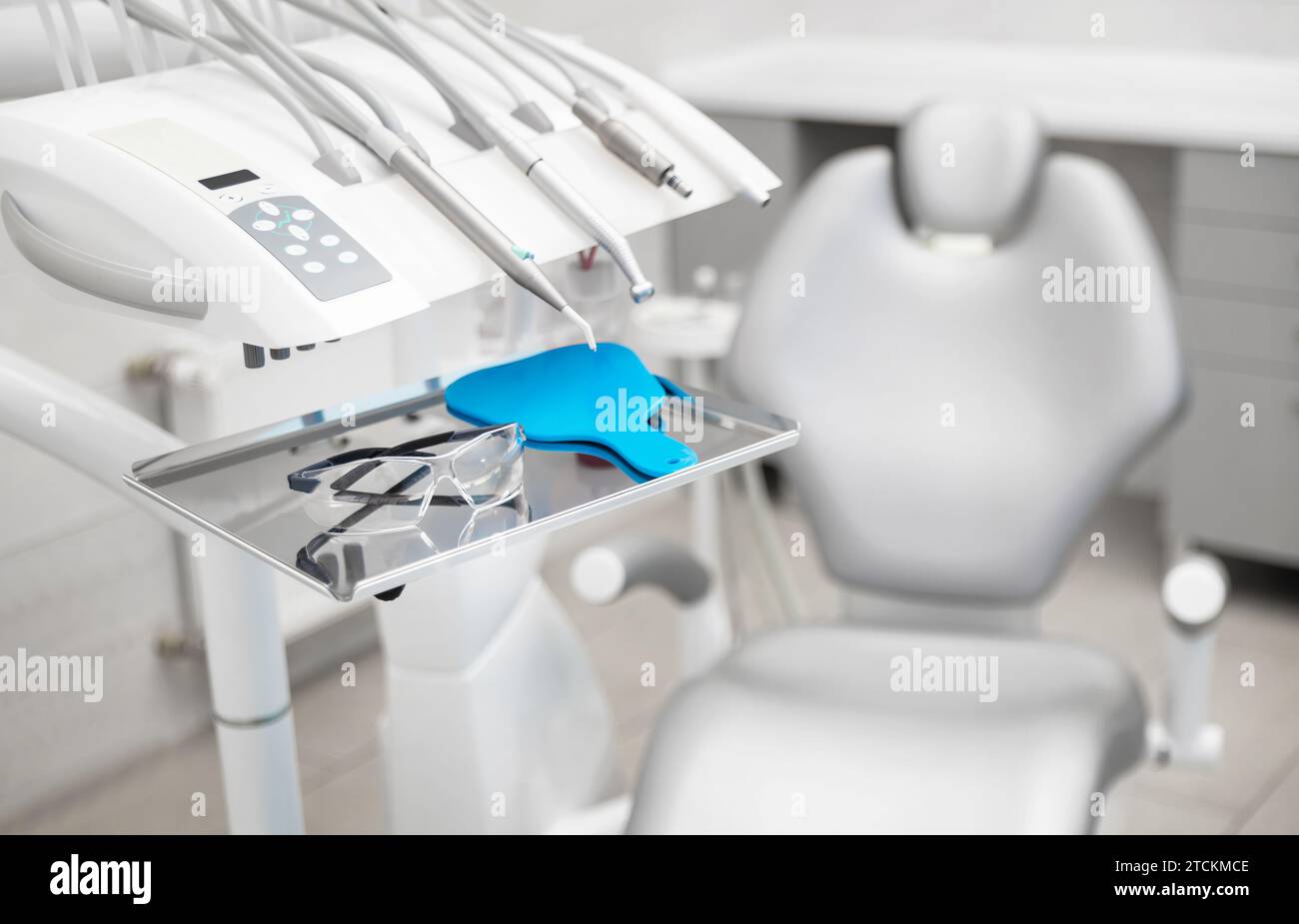 Der Arbeitsplatz eines Zahnarztes in einer Klinik. Werkzeuge für die zahnärztliche Chirurgie und Schutzbrille. Selektiver Fokus. Stockfoto