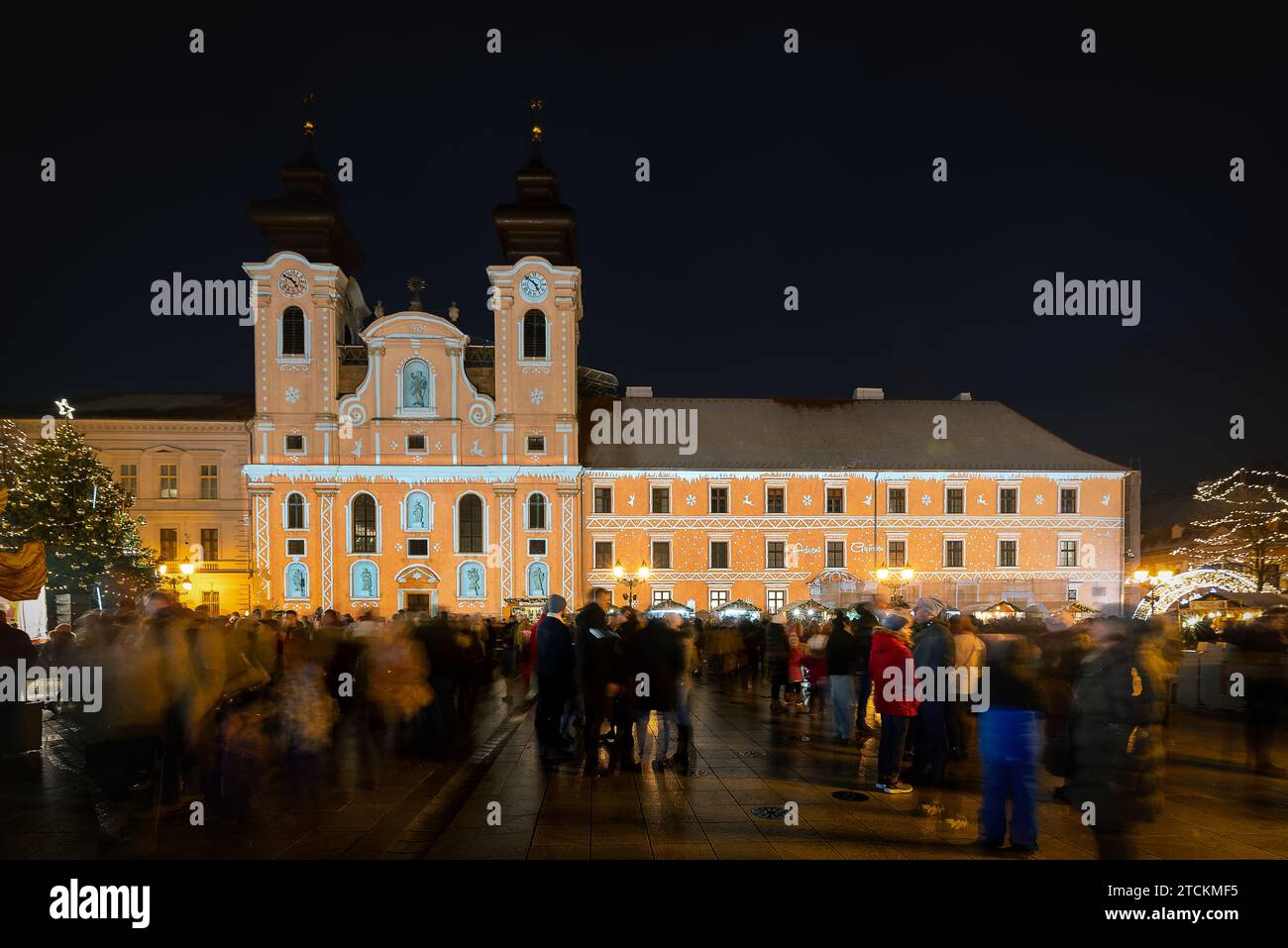 Ungarn, Gyor City, fantastischer weihnachtsmarkt in Westungarn. Der Adventmarkt der Stadt Gyor ist auch in Österreich und der Slowakei berühmt. Schöne helle Pai Stockfoto