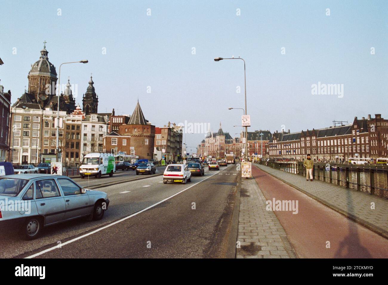 Prins Hendrikkade, Amsterdam, Nordholland - Dezember 1992: Blick auf den Verkehr und die Gebäude in der Prins Hendrikkade Straße in der Innenstadt von Amsterdam. Auf Film aufgenommen. Stockfoto