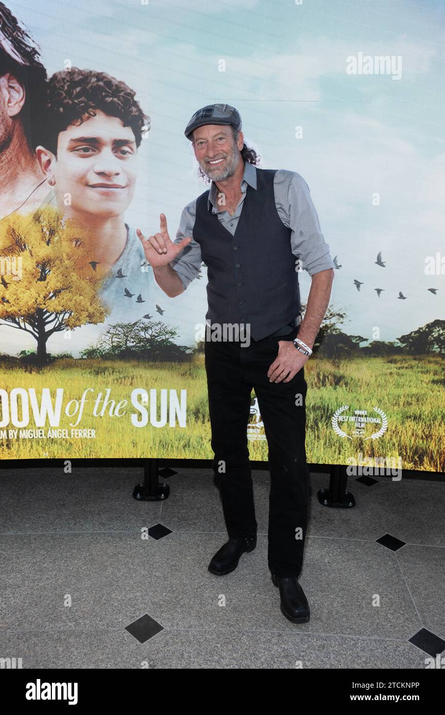 Los Angeles, USA. Dezember 2023. Der Oscar-Gewinner Troy Kotsur, Schauspieler Troy Kotsur, der im Crescent Screening Room, Los Angeles, CA, 12. Dezember 2023 Credit: Eugene Powers/Alamy Live News, veranstaltet von Troy Kotsur, Venezuelas Oscar-Eintrag für den besten internationalen Spielfilm im Crescent Screening Room, Los Angeles, CA Stockfoto