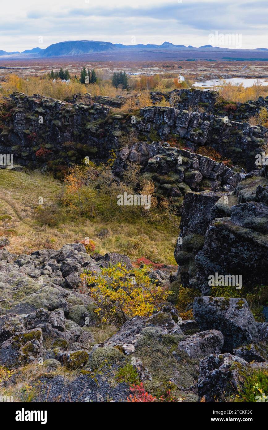 Island, Golden Circle, Thingvellir Nationalpark in Herbstfarben. Der Mittelatlantische Graben zwischen der nordamerikanischen und der eurasischen Platte. Risse in der Landschaft mit dem Rift Valley dahinter. Stockfoto