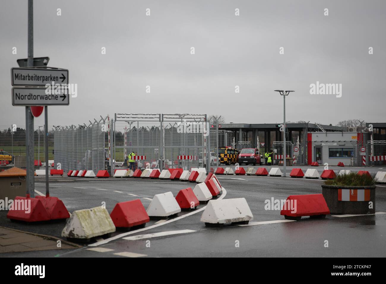 Hamburg, Deutschland. Dezember 2023. Betonbarrieren sichern den Zugang zum Flugplatz am Nordtor des Hamburger Flughafens. Während einer Geiselnahme am Flughafen Hamburg am 4. November 2023 fuhr ein Mann mit dem Auto auf das Flughafenvorfeld. Quelle: Christian Charisius/dpa/Alamy Live News Stockfoto