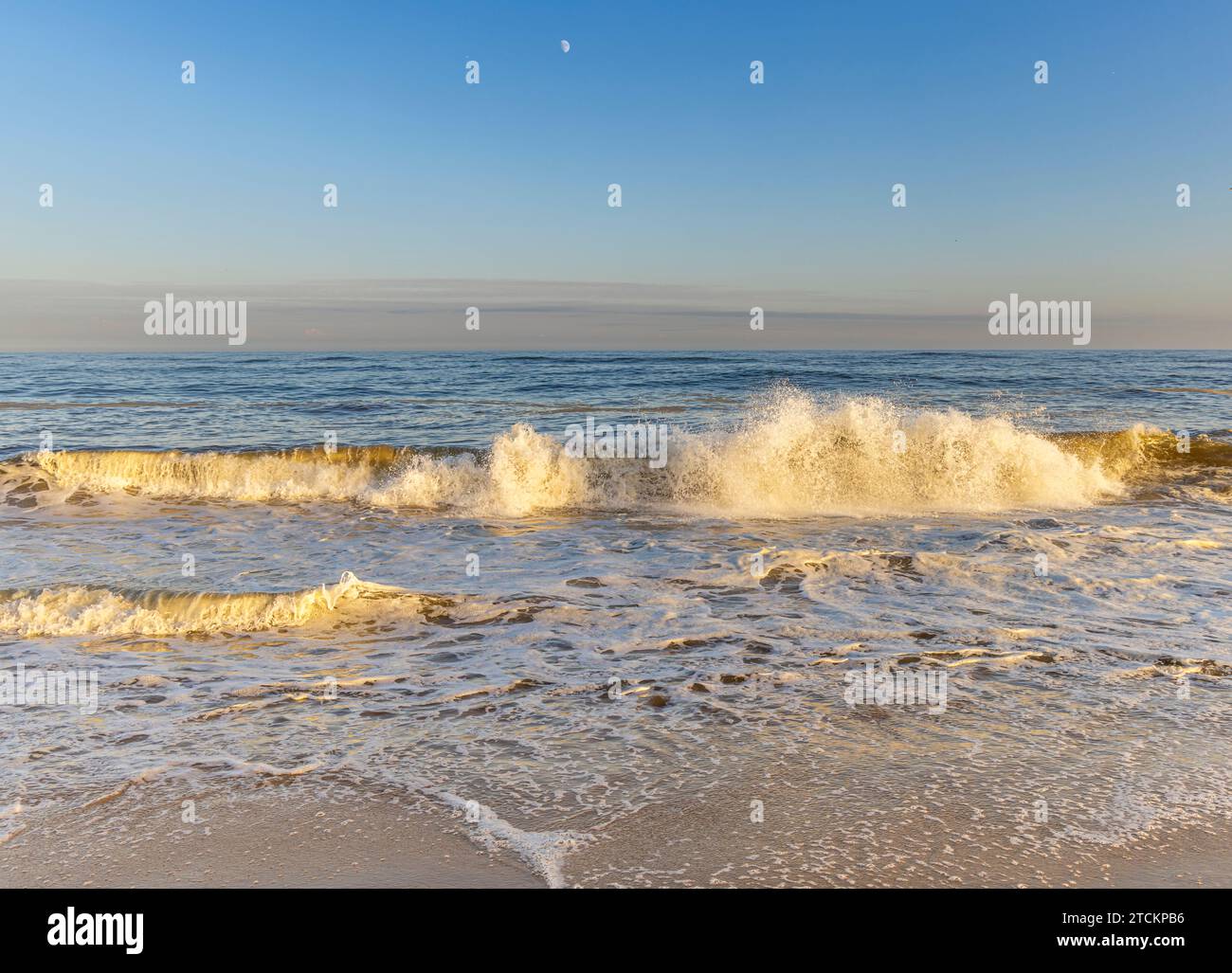Detailbild der Wellen, die an einem East hampton Beach, ny, abstürzen Stockfoto