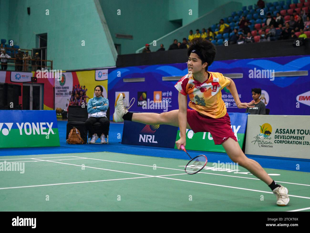 Lalinrat Chaiwan aus Thailand tritt im Finale des Yonex-Sunrise Guwahati Masters 2023 Super 100 Damen-Einzel-Badmintonturniers im Sarju Sarai Indoor Sports Complex gegen Line Christophersen (nicht abgebildet) aus Dänemark an. Lalinrat Chaiwan gewann 21:14, 17:21,21:16. Stockfoto