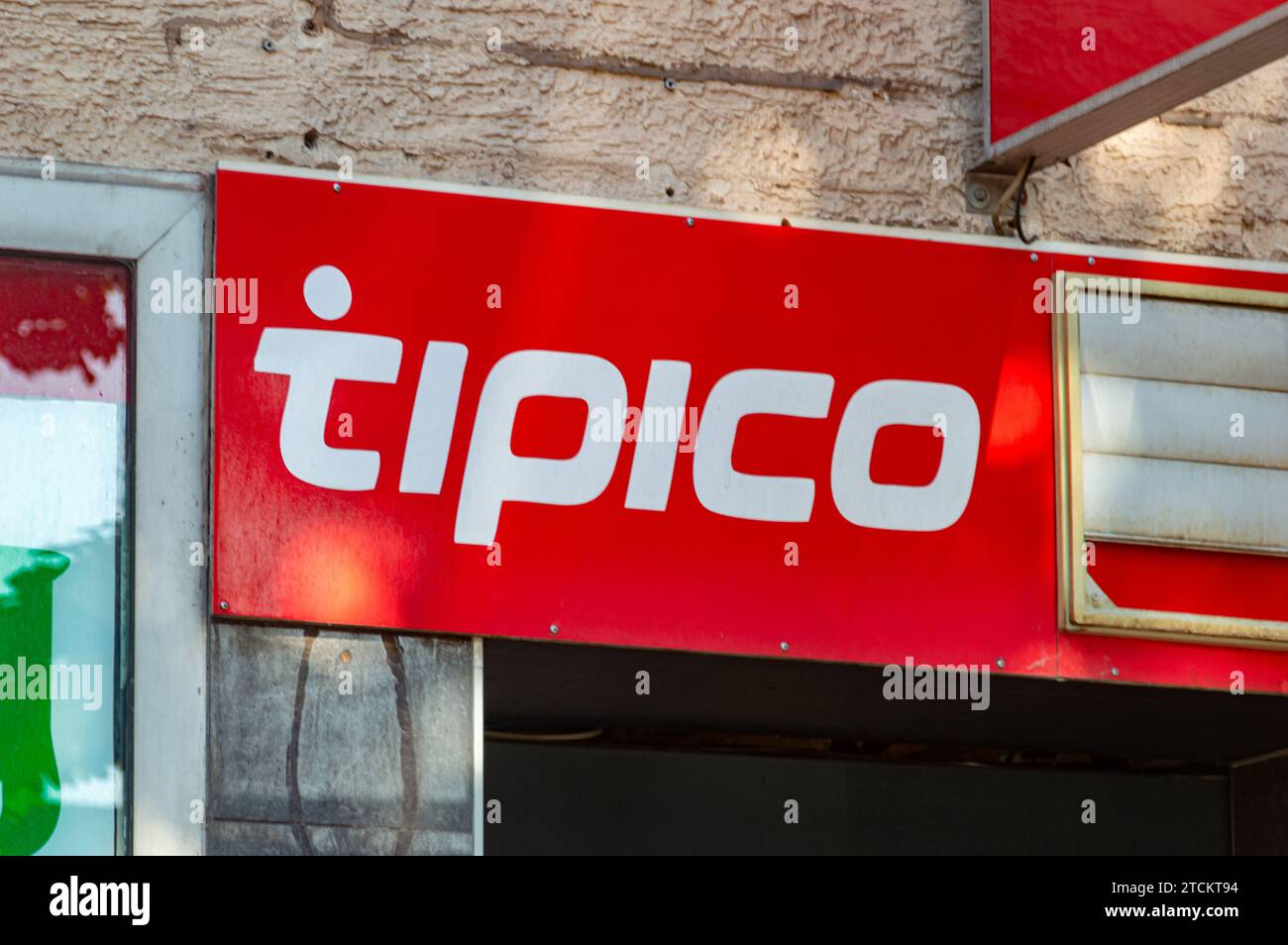 Hanau, Deutschland - 25. Juni 2023: Logo und Zeichen der Tipico Wettgesellschaft. Stockfoto
