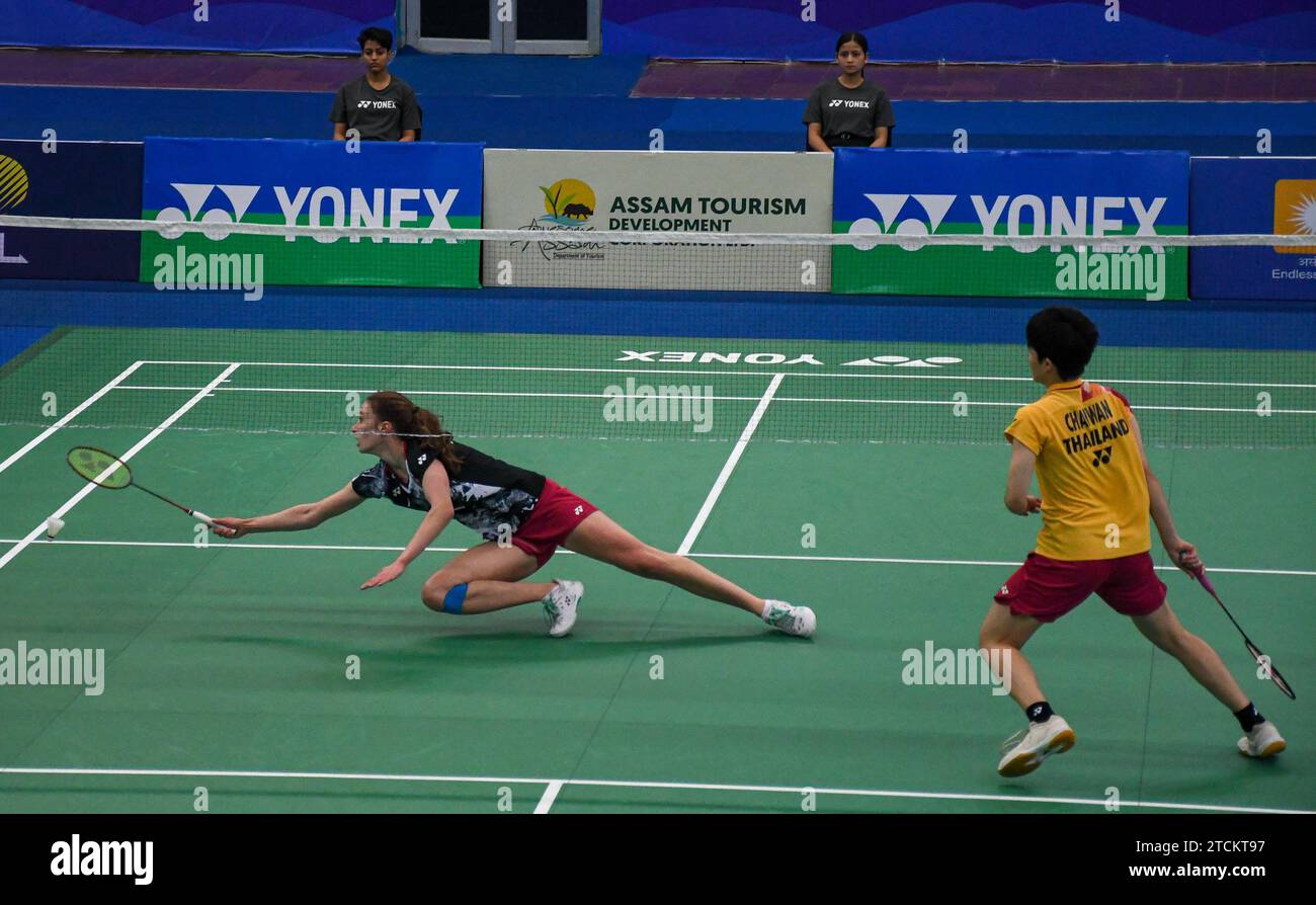 Lalinrat Chaiwan aus Thailand (gelb) tritt gegen Line Christophersen aus Dänemark im Finale des Yonex-Sunrise Guwahati Masters 2023 Super 100 Damen-Einzel-Badmintonturniers im Sarju Sarai Indoor Sports Complex an. Lalinrat Chaiwan gewann 21:14, 17:21,21:16. Stockfoto