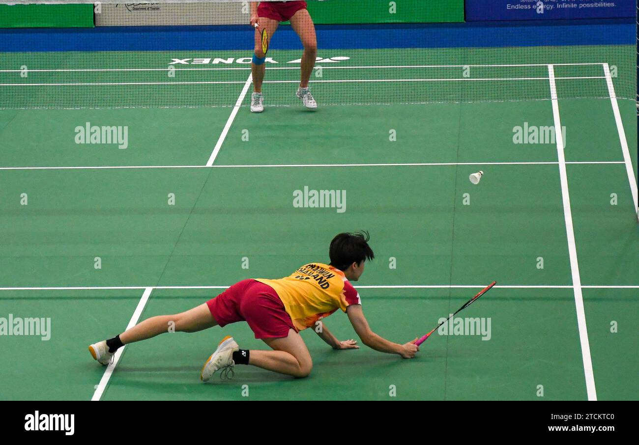 Lalinrat Chaiwan aus Thailand tritt im Finale des Yonex-Sunrise Guwahati Masters 2023 Super 100 Damen-Einzel-Badmintonturniers im Sarju Sarai Indoor Sports Complex gegen Line Christophersen (nicht abgebildet) aus Dänemark an. Lalinrat Chaiwan gewann 21:14, 17:21,21:16. Stockfoto