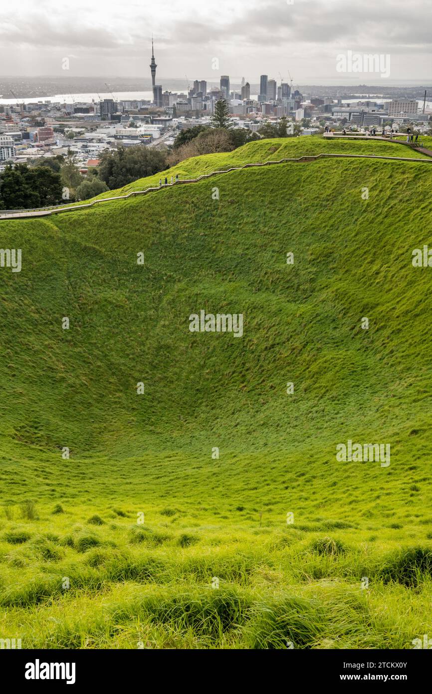 Die Skyline von Auckland blickt vom Gipfel des Mount Eden-Kraters, Neuseeland. Stockfoto