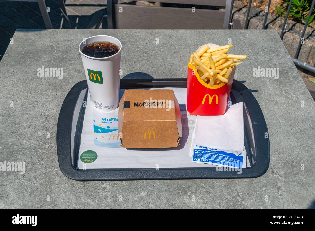 Hanau, Deutschland - 25. Juni 2023: McDonald's Menü mit McCrispy, Coca-Cola und Pommes Frites mit Mayonnaise. Stockfoto
