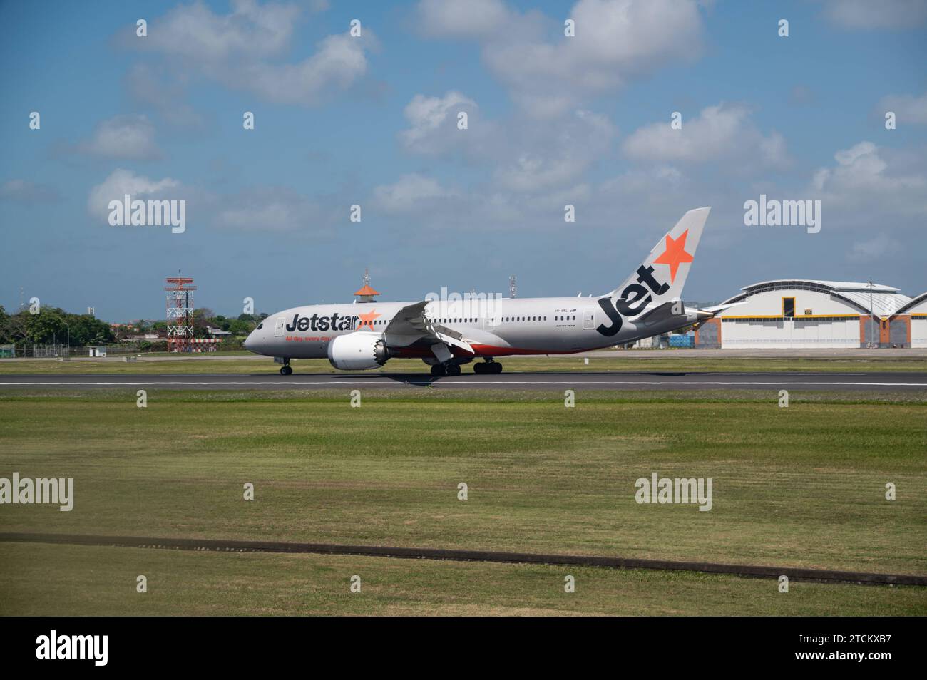 25.07.2023, Denpasar, Bali, Indonesien, Asien - ein Passagierflugzeug der australischen Fluggesellschaft Jetstar Airways vom Typ Boeing 787-8 Dreamliner mit der Registrierung VH-VKL landet auf dem internationalen Flughafen I Gusti Ngurah Rai. Jetstar Airways ist eine australische Billigfluggesellschaft mit Sitz und Basis in Melbourne. Sie ist eine Tochtergesellschaft der Qantas Airways. *** 25 07 2023, Denpasar, Bali, Indonesien, Asien Eine Boeing 787 8 Dreamliner Passagierflugzeug der australischen Fluggesellschaft Jetstar Airways mit der Registrierung VH VKL landet am I Gusti Ngurah Rai International Airp Stockfoto