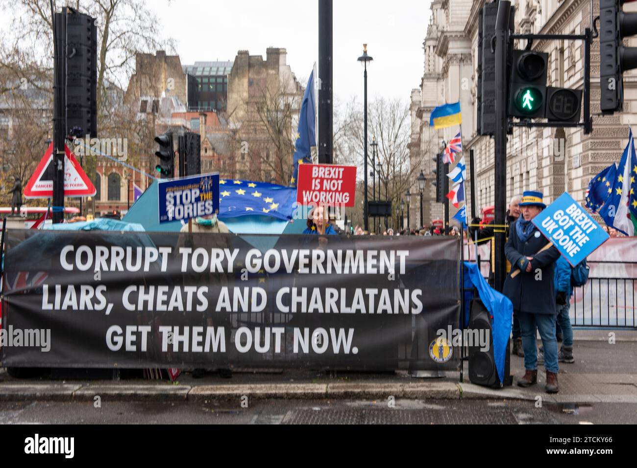 Westminster, London UK, 13. Dezember 2024. Steve Bray, der britische Aktivist bei seiner wöchentlichen Demonstration in Westminster gegen den Brexit und die Konservative Partei. Er setzt sich dafür ein, der EU wieder beizutreten und die „Tories Lügner aus der Regierung zu holen“. Quelle: Rena Pearl/Alamy Live News Stockfoto