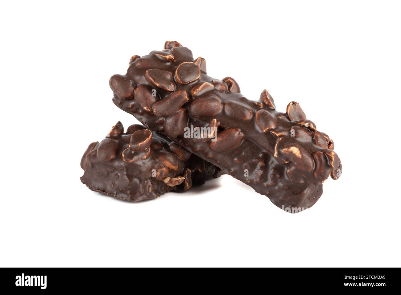 Zwei Tische Brownies bedeckt mit Nüssen und gefüllt mit Schokolade auf weißem Hintergrund. Kopierbereich. Stockfoto