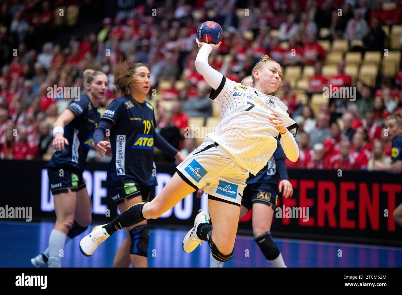 Herning, Dänemark. Dezember 2023. Meike Schmelzer aus Deutschland im Einsatz mit Anna Lagerquist aus Schweden während des IHF Handball-WM-Spiels zwischen Schweden und Deutschland im Viertelfinale, in Jyske Bank Boxen in Herning, Dänemark, Mittwoch, 13. Dezember 2023. (Foto: Bo Amstrup/Ritzau Scanpix) Credit: Ritzau/Alamy Live News Stockfoto