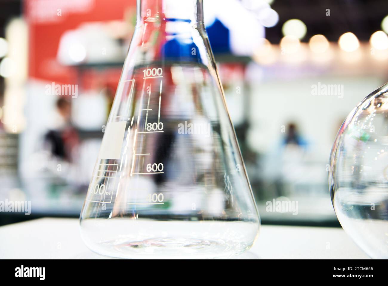 Laborglaskolben mit Volumenskala Stockfoto