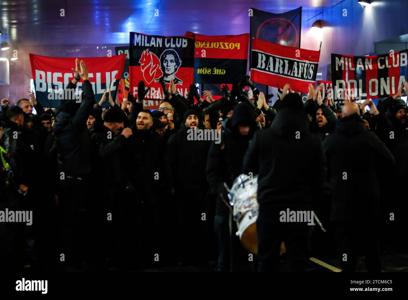 Newcastle, England. 13. Dezember 2023; St. James' Park, Newcastle, England; UEFA Champions League Football, Newcastle United gegen AC Milan; AC Milan Fans singen und winken Banner, während sie durch das Stadtzentrum von Newcastle United zum St. James Park laufen, bevor sie antreten Credit: Action Plus Sports Images/Alamy Live News Credit: Action Plus Sports Images/Alamy Live News Stockfoto