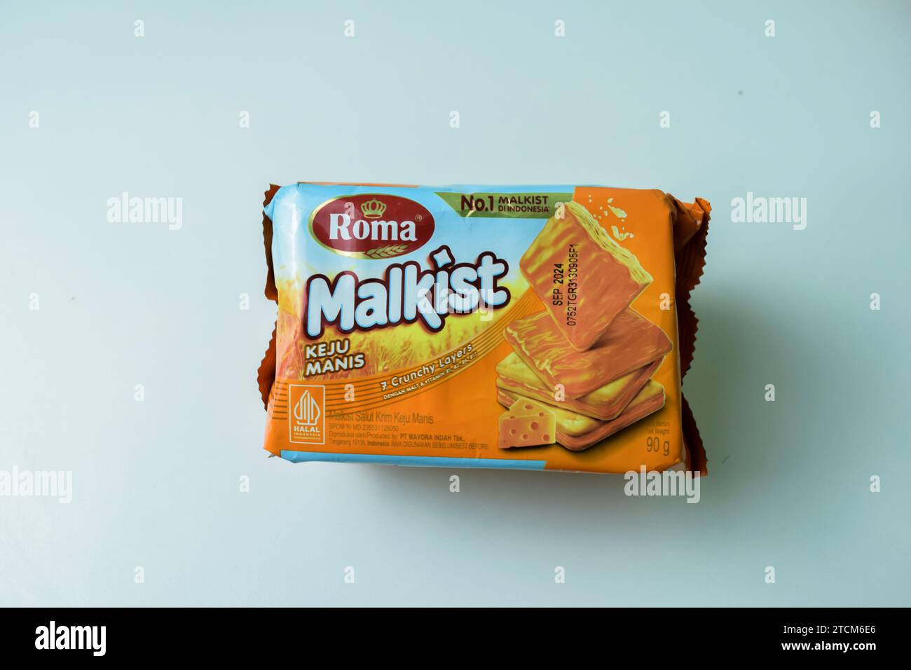 Knusprige Kekse der Marke „ROMA MALKIST“ süßer Käse auf weißem Hintergrund. Bekasi, Indonesien, 14. Dezember 2023 Stockfoto