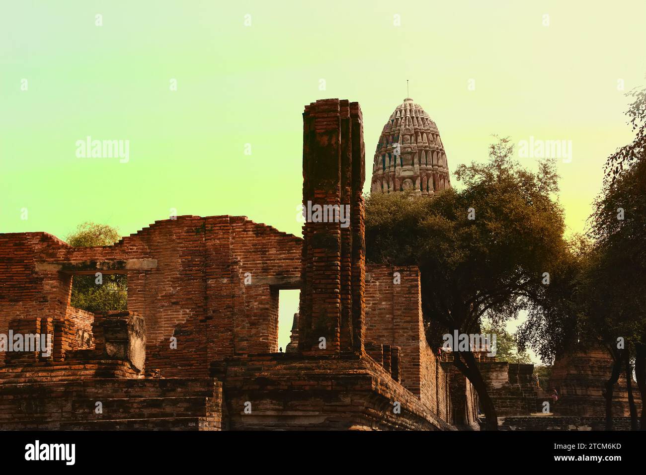 Ruinen von buddhistischen alten Shichara, Dagoba, Stupa in Südthailand, Ayutthaya. Die antike Hauptstadt des Königreichs Ayutthaya, die Sia vorausging Stockfoto