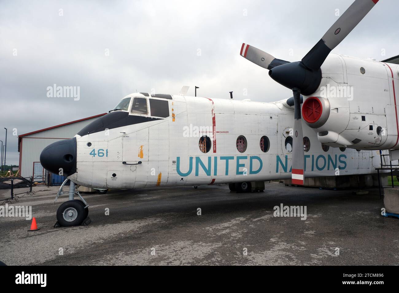 Ein von den Vereinten Nationen entworfenes Transportflugzeug DHC-5 Buffalo, das im Canadian Warplane Museum in der Nähe von Hamilton, Ontario, zu sehen ist. Stockfoto